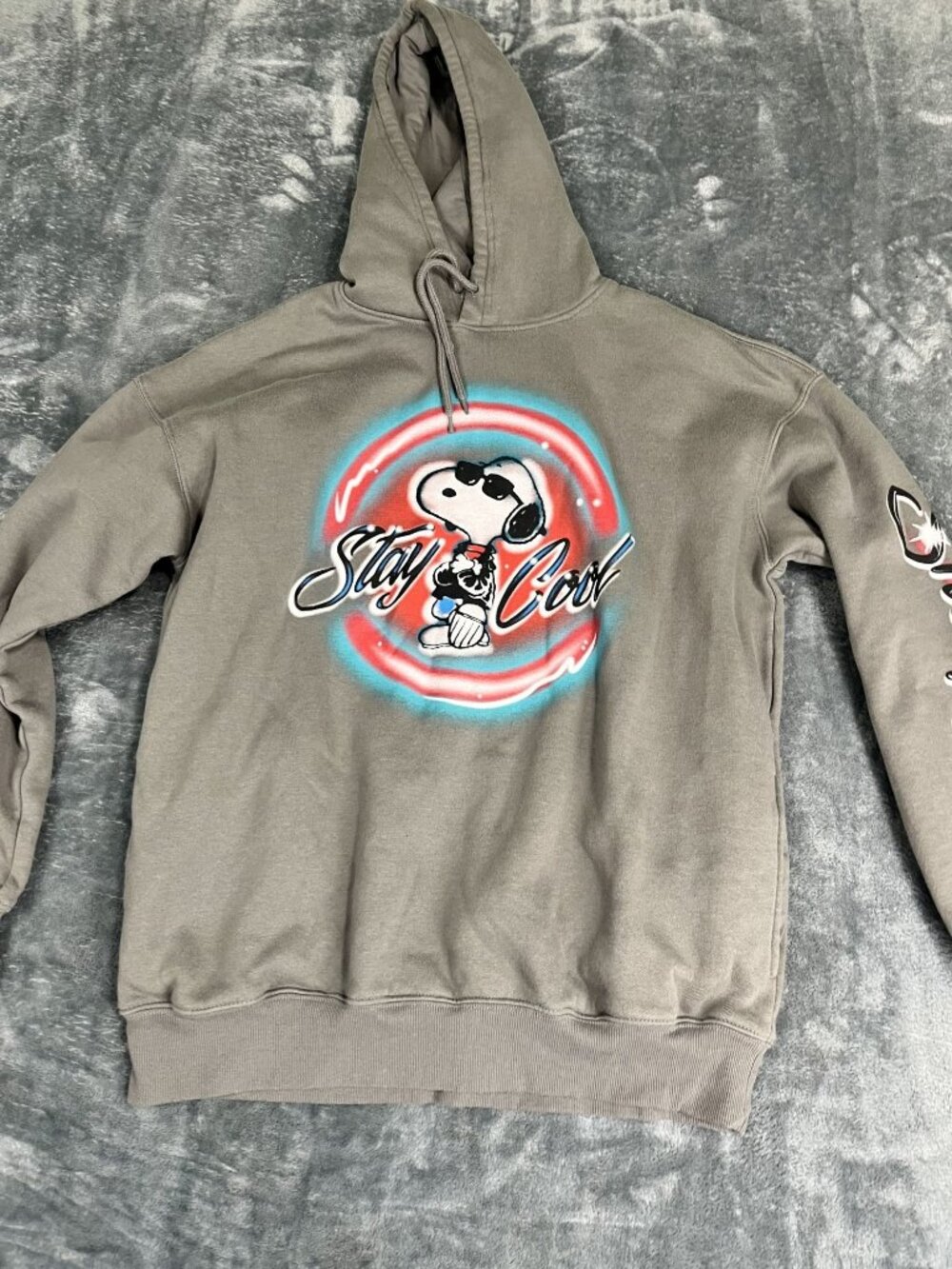 Peanuts Snoopy "Stay Cool" Gray Graphic Hoodie M